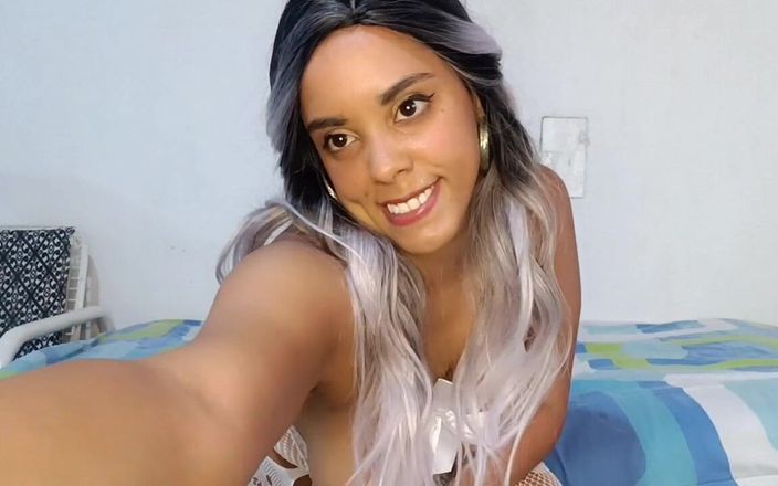 SugarPose: Latina met dikke kont twerkt en speelt met zichzelf