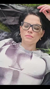 Roken op het gras en mijn borsten laten zien op de zonvideo 9 minuten