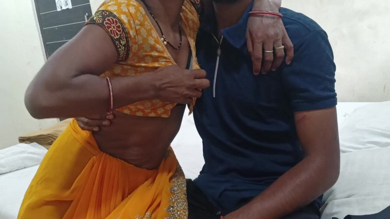 Desi Indian studio: Priya yenge üvey erkek kardeşini çağırıyor amcık ve kocasını sikiyor