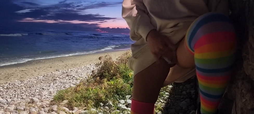 TheloveStory: Squirting torride avec une belle vue depuis le balcon dans...