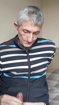 Masturbându-se în Tracksuit Top.
