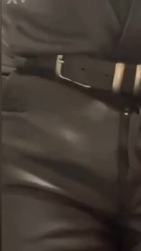 Papá Musculoso De Cuero Fumando En Escena De Polla En Solitario