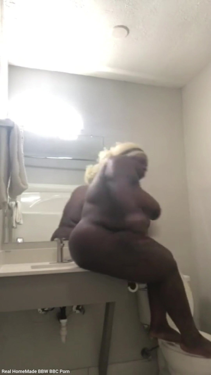 Super sexy ebony cuties: Spreizen meiner muschi, pissen im hotel-badezimmerboden