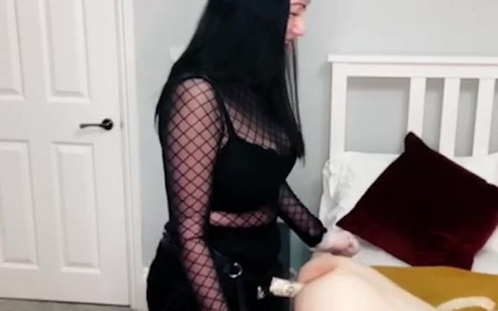 Domestic femdom: Schlafzimmer-pegging 1