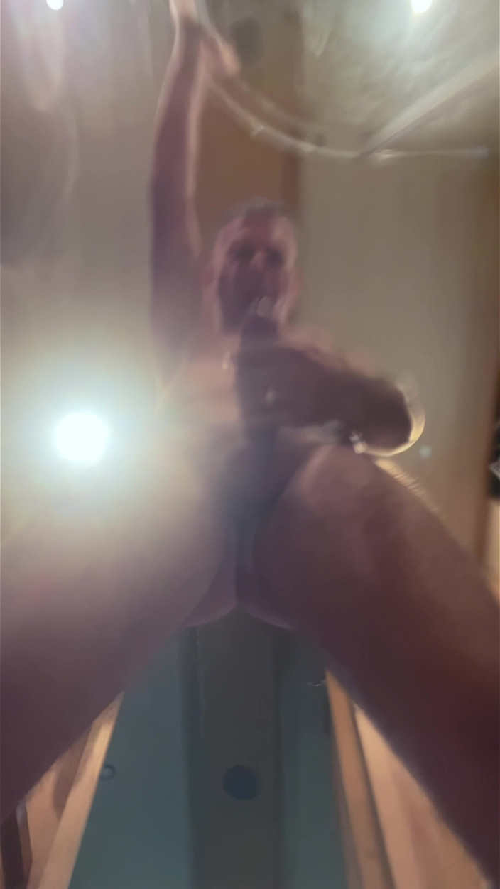 NakedFoxx: POV hetero-hengst, frisch von duschtürmen über dir, kommt hart auf dein...