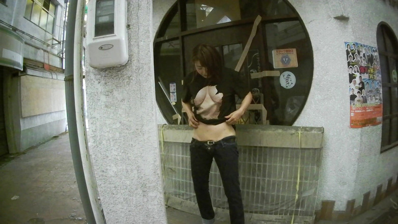 Mayumi Kanzaki: 野外でお尻を出しながら歩く日本人熟女