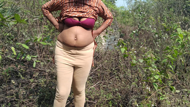 Pushpa studio: Coppie del college che si godono il cazzo all'aperto