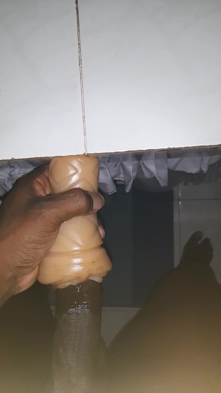 Black guy: Masturbándose S8 E8