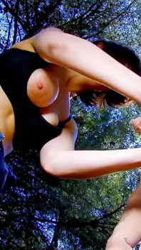 Lola la MILF sexy se fait baiser par son beau-fils avec une grosse bite dans la nature