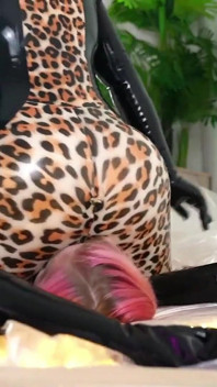 Latex gummi ansiktssittande lesbisk video, kvinnlig dominans