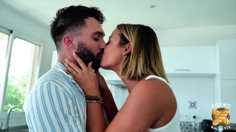 Porno Baguette: Pam güzel sarışın gerçekten sert sikiliyor