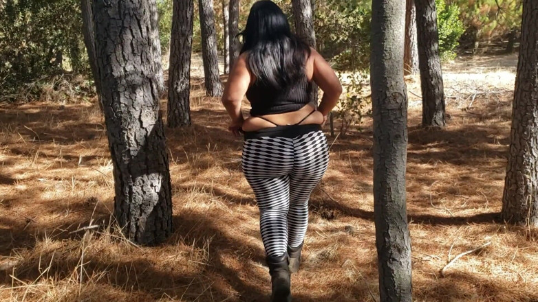 Riderqueen: Gran culo caminando en el bosque