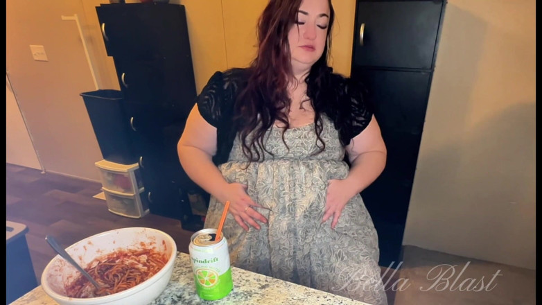 BellaBlast: BBW rülpst und nasse furze nach Nudel binge echte bauchreaktionen...