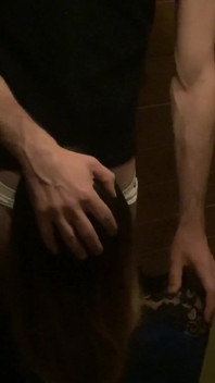 Ho succhiato il cazzo di un amico, poi lui mi ha scopato