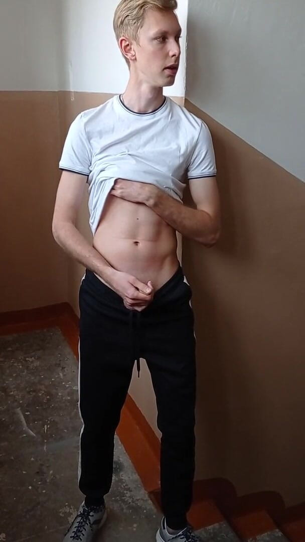 Dick Boys Studio: Мастурбація в під'їзді хлопця