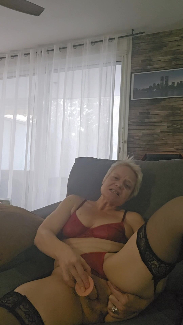 Sofy13: Sanırım Olgun Kadın MILF'in Islak Amını Siken Sikini Biliyor