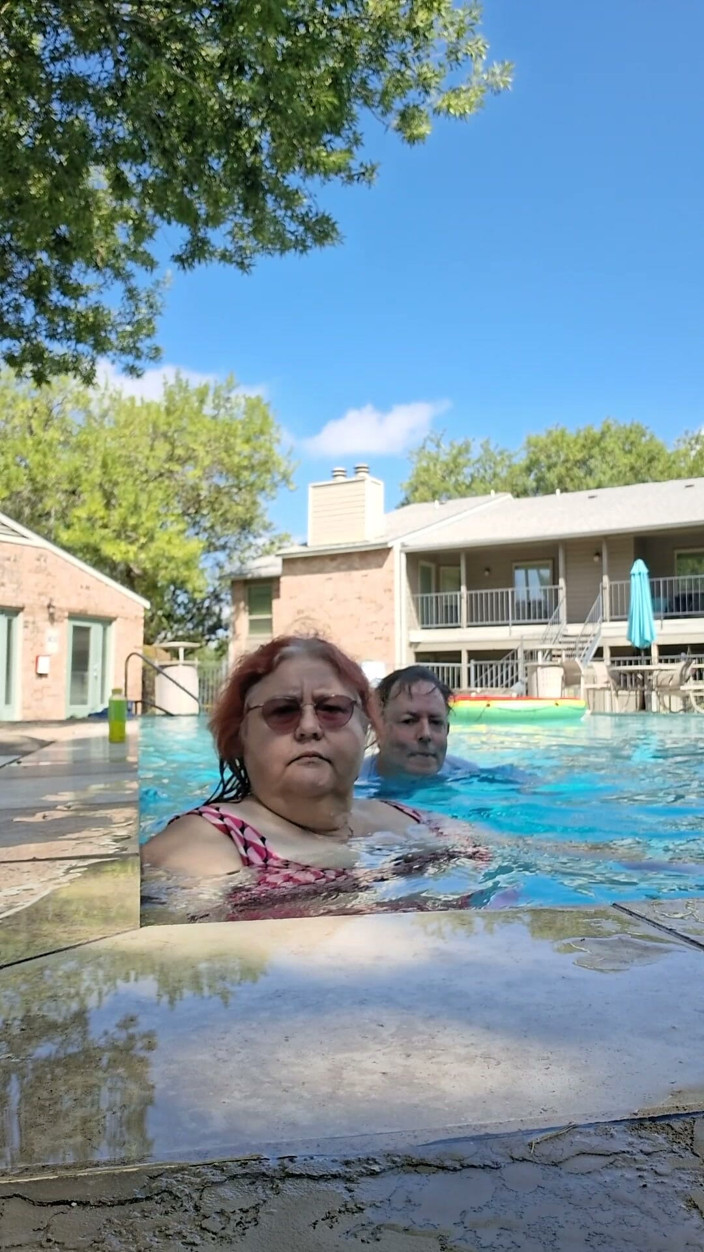 BBW nurse Vicki adventures with friends: Un Couple De BBW Adore Embrasser La Piscine!