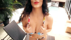 Jelena Jensen: Jelena Jensen venku v bikinách a pomalé svlékání!