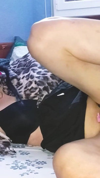 Latina Trans Taniax Plays with Huge Dildo and Get a Sissygasm