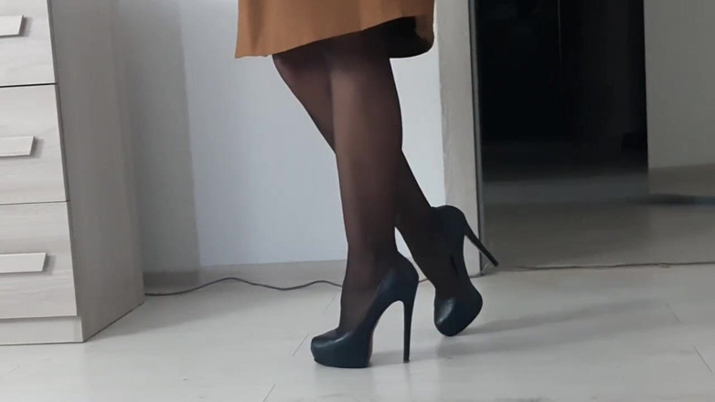 Hot Wife Nikole: Стройная брюнетка в бесшовных колготках на высоких каблуках соблазняет.