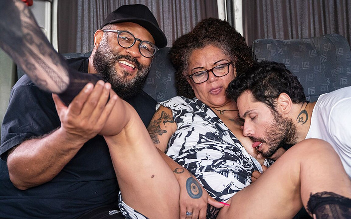 MaturePickup: Nenek semok lagi asik seks threesome di dalam mobil van