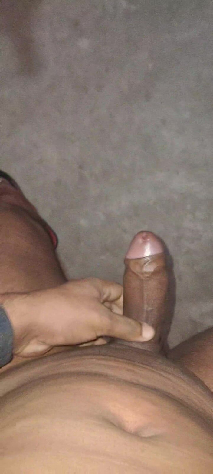 Rajveer Bhumihar: Seorang lelaki muda India bertelanjang di atas katil, dan melakukan...