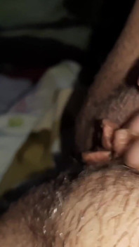 Prima dată, sora mea vitregă m-a prins masturbându-mă și i-a spus mamei mele vitrege despre asta, care mi-a interzis să o fac (cu gemete puternice și vorbe)