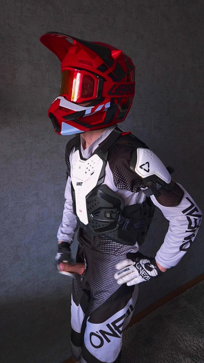 Sneakersmax98: Pancutan mani pada helmet semasa tiada siapa yang kelihatan.