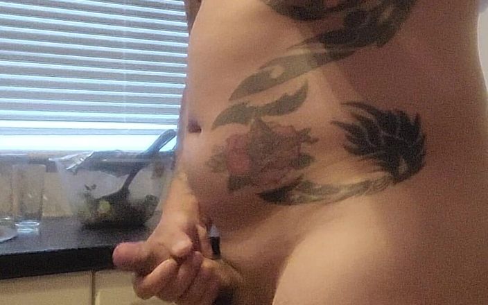 Garywhore: Arrapata in cucina