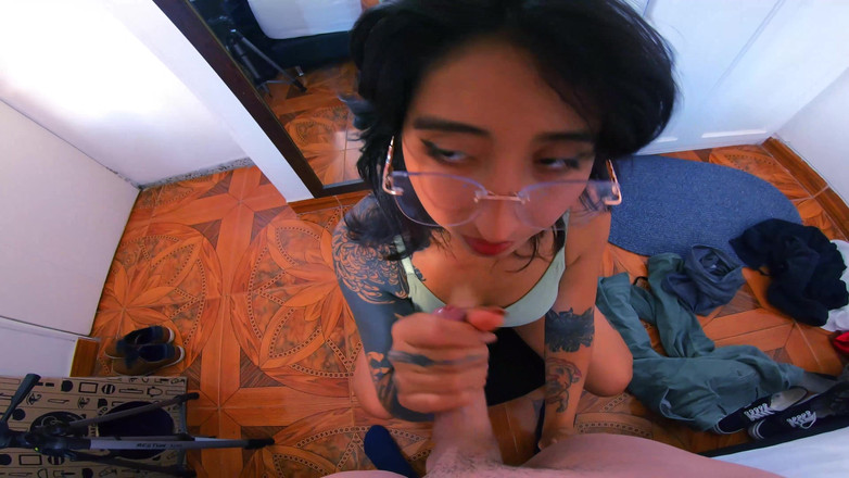 Ellie pink: Awek kolej bertatu seksi