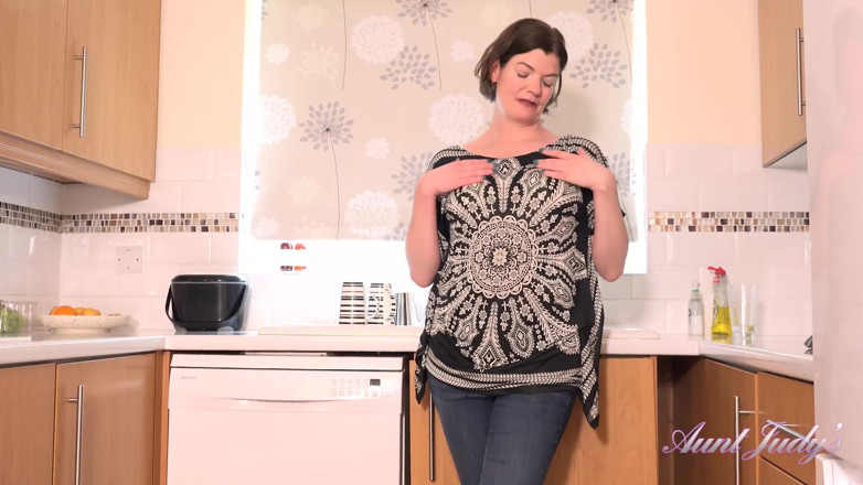Aunt Judy's: TanteJudys - 44-jarige amateur-milf Jenny geeft je joi in de keuken
