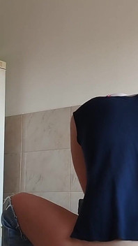 Coño morena peludo, tetas grandes, mujer peluda sensual en la cocina.
