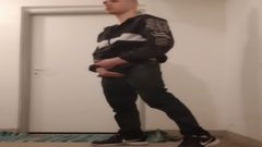 Elio Rivao: Honění na chodbě budovy