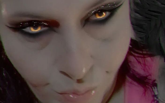 HerculesnVENUS: Une n sexy mouillée sous la tente sort la bite...