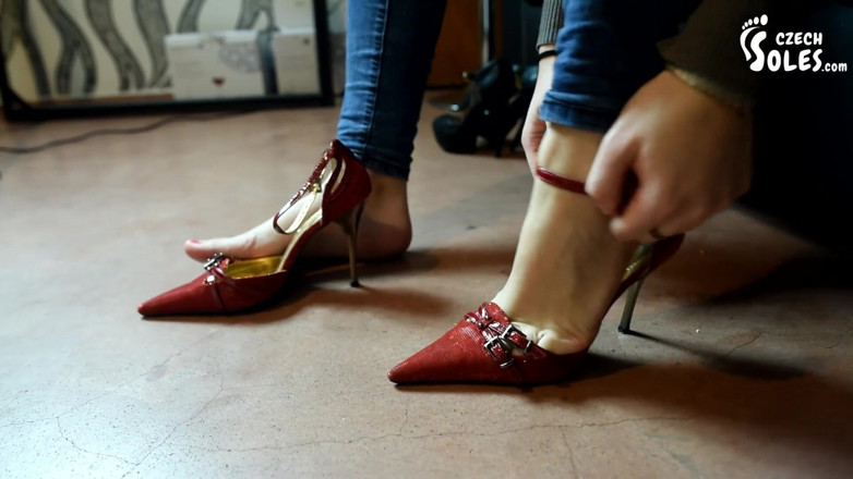 Czech Soles - foot fetish content: Приміряючи високі підбори на її сексуальних ногах