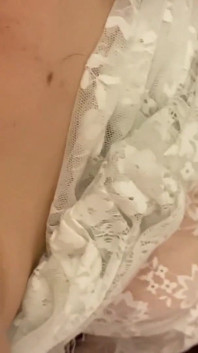 La mia giovane moglie ottiene il vero orgasmo dal grosso cazzo del suo vecchio amante. Lui prende tutto in video per mostrarmi in seguito.