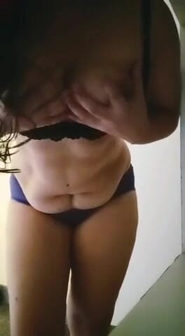 Ayushi: Zeigt möpse und video mit dickem arsch