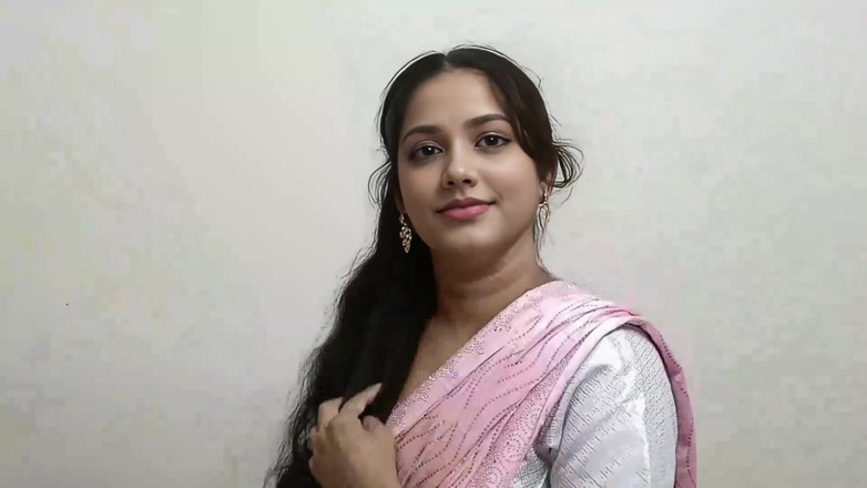 Desisexqueen: Kali pertama blushed wanita desi India curang suaminya