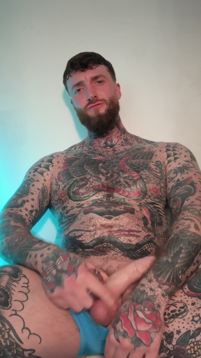 Tattooed Dom: Tatuado dom adoración corrida en primer plano