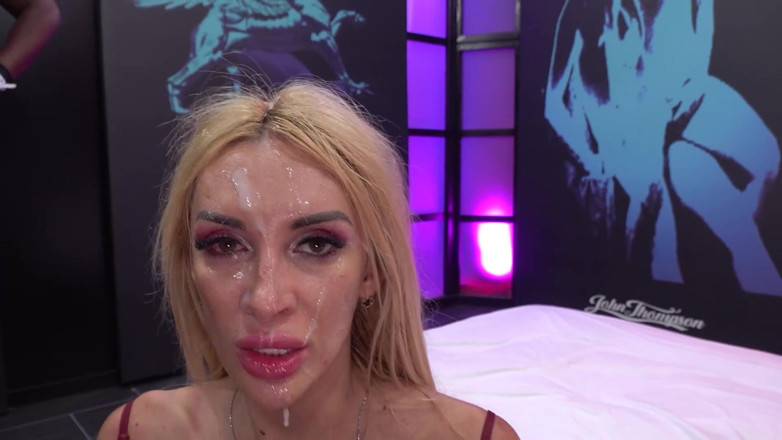 GGG John Thompson Studio: Ggg John Thompson blond poesje houdt van anaal