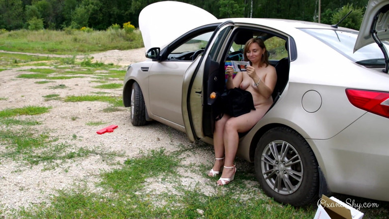 MILF Oxana: Głupia blondynka i utknięty samochód
