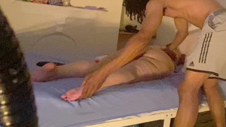 Daddykane: Hete milf krijgt oliemassage in bed. Zwarte bull wrijft olie...