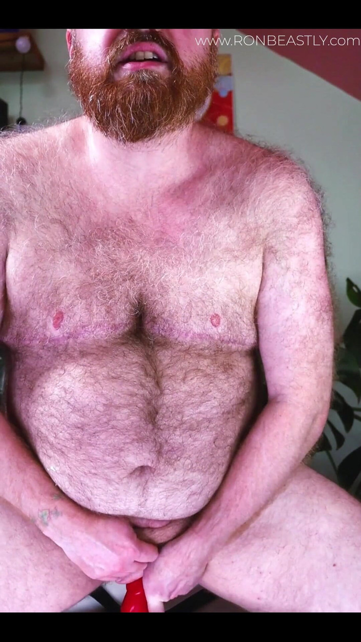 RonBeastlyFTM: Hårig Ftm rider en stoldildo