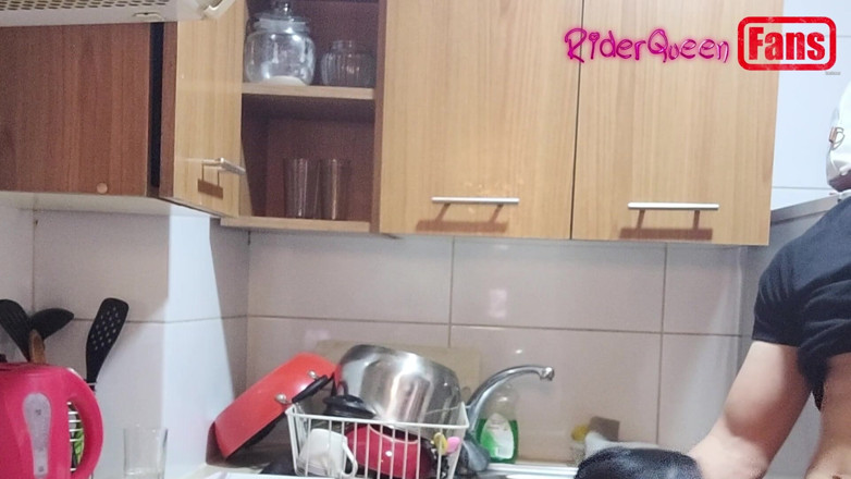 Riderqueen: 팬을 위한 동영상: 부엌에서 나를 따먹는 가면을 쓴 젊은 남자