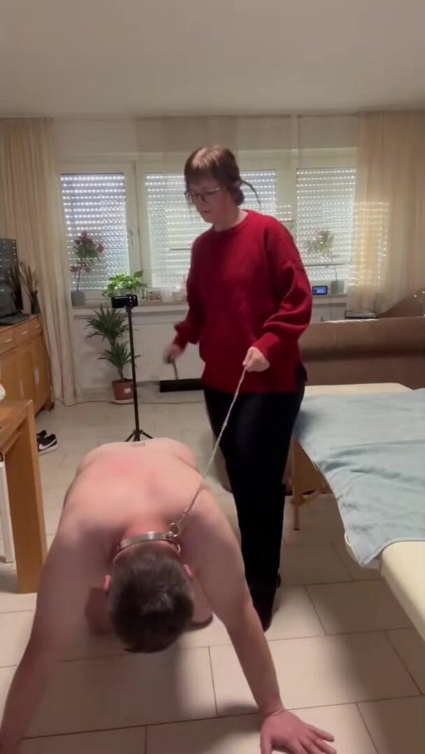 DomLadyMia: Domladymia-slaveofm Rote Striemen Für Den Sklaven Teil1