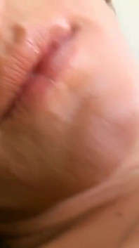 Wow: Reife mit frechen titten und braunen haaren masturbiert mit einem sexy in POV