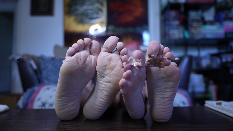 lilredvelvettt: Von unseren füßen zum cuckold