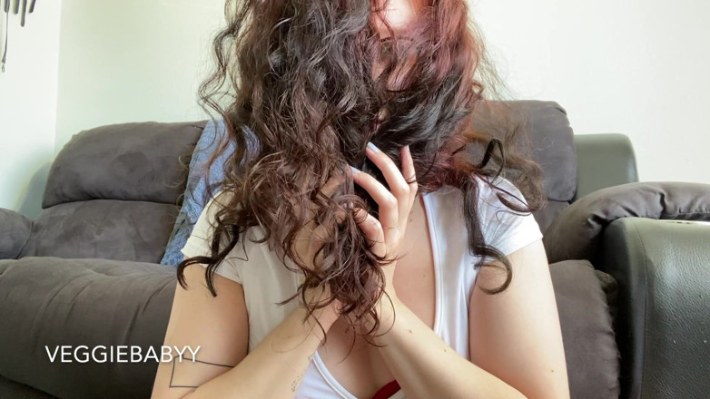Veggiebabyy: Seducing You with Big Red Lips and Hair