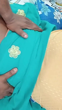 Mama vitregă tamilă are parte de un futai anal dur cu fiul ei vitreg gemând atât de fierbinte
