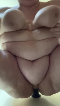 La bbw culona cavalcando un dildo da 12 pollici che stimola il mio clitoride con un vibratore proiettile